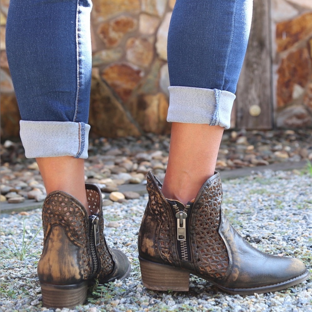 Like 🆕 Circle G by Corral Distressed Leather Black Yellow Shortie Ankle Booties - Picture 12 of 13